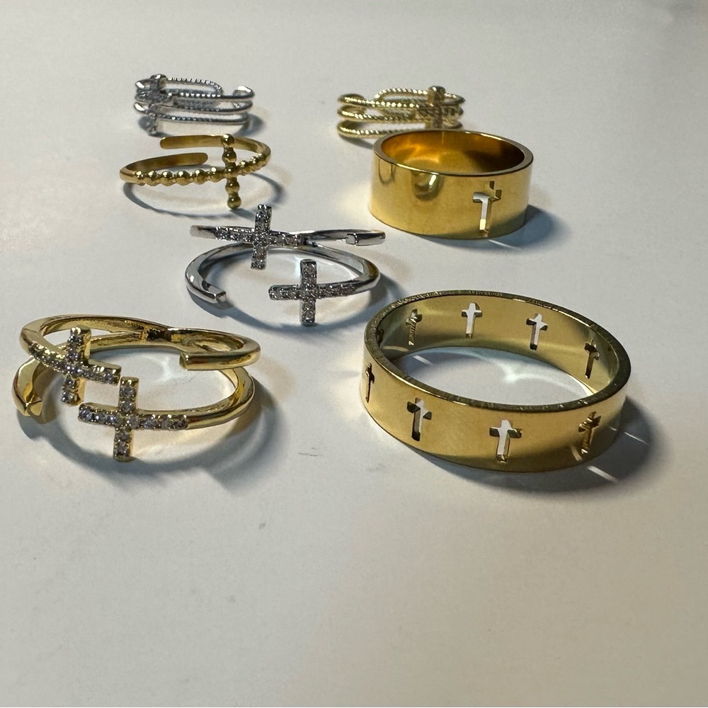 Adjustable cross rings in gold or silver